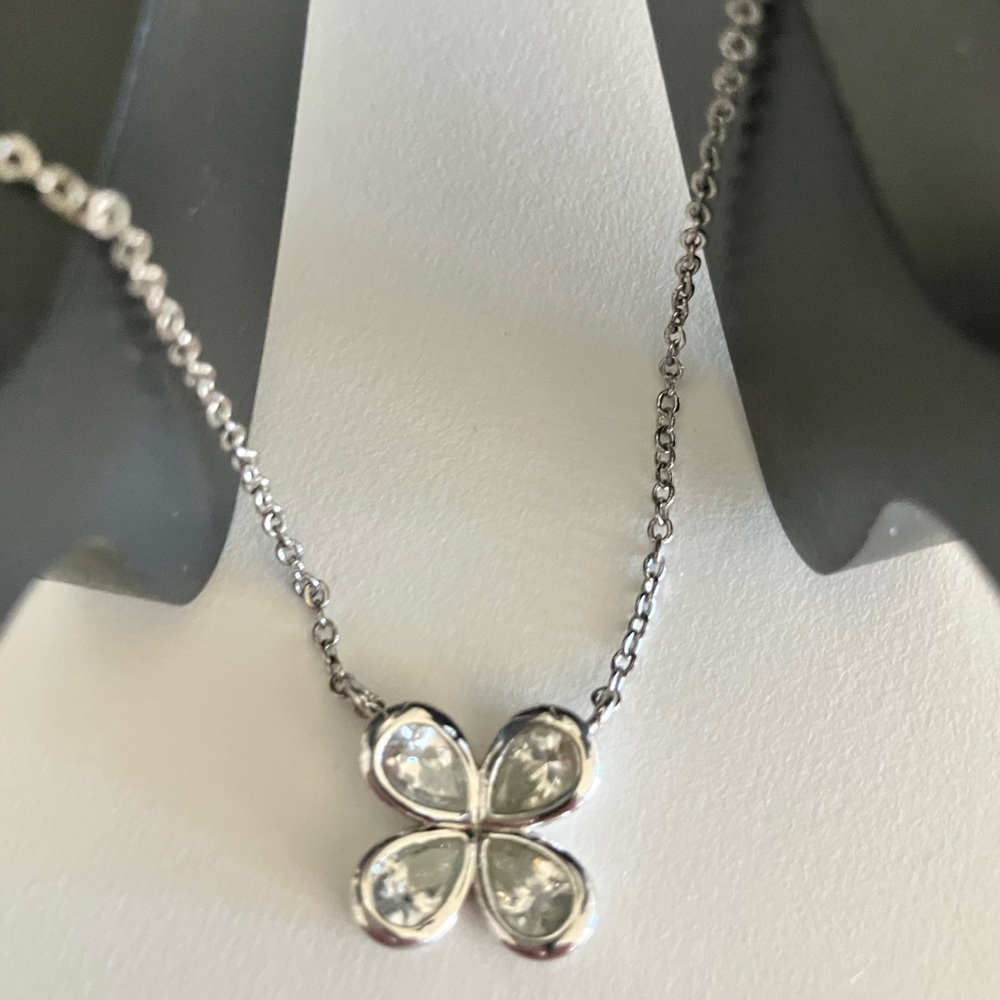Beautiful charm necklace cubic and silver flower design, adjustable looks new